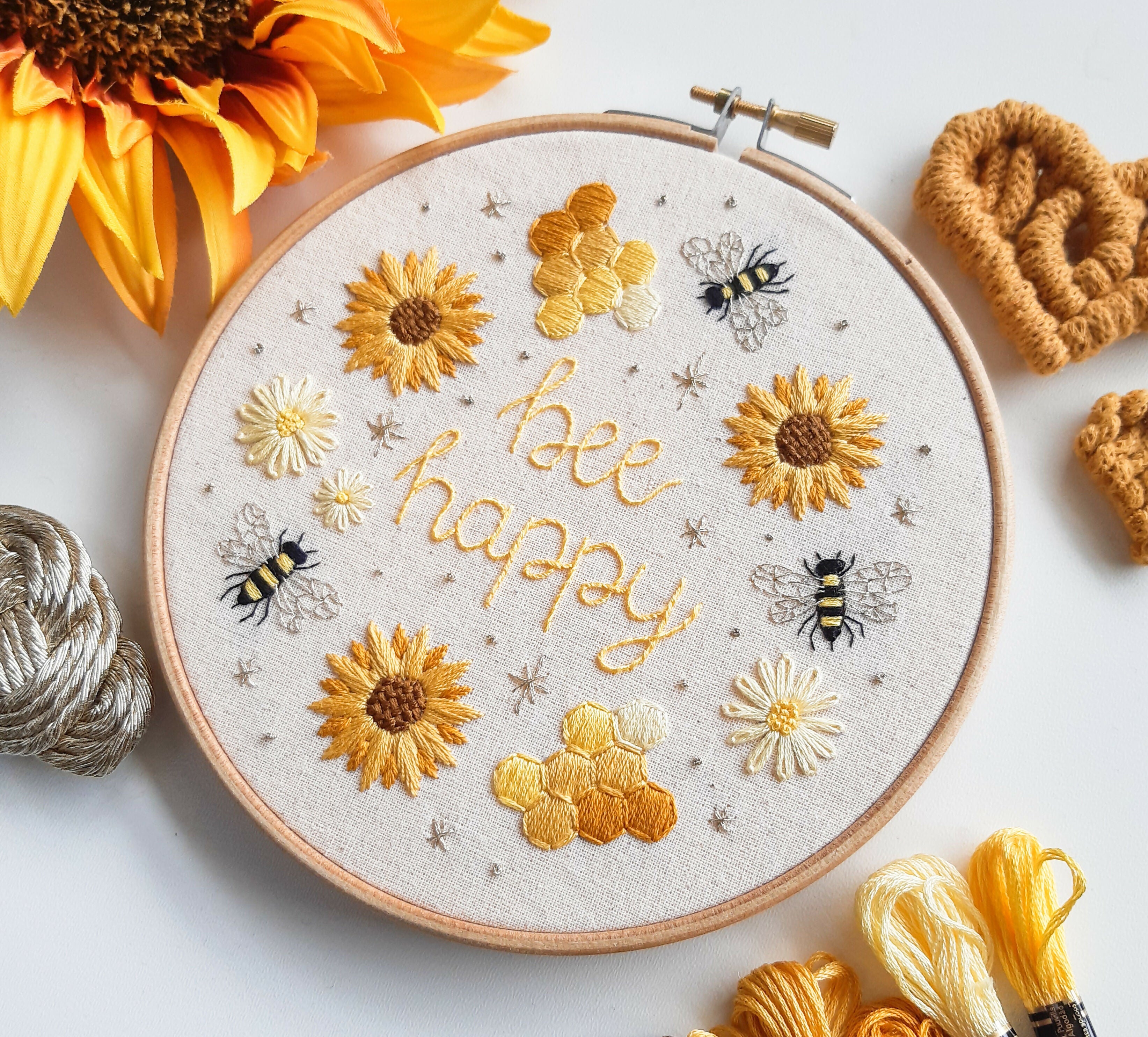 Preprinted embroidery pattern for beginners - Bee happy