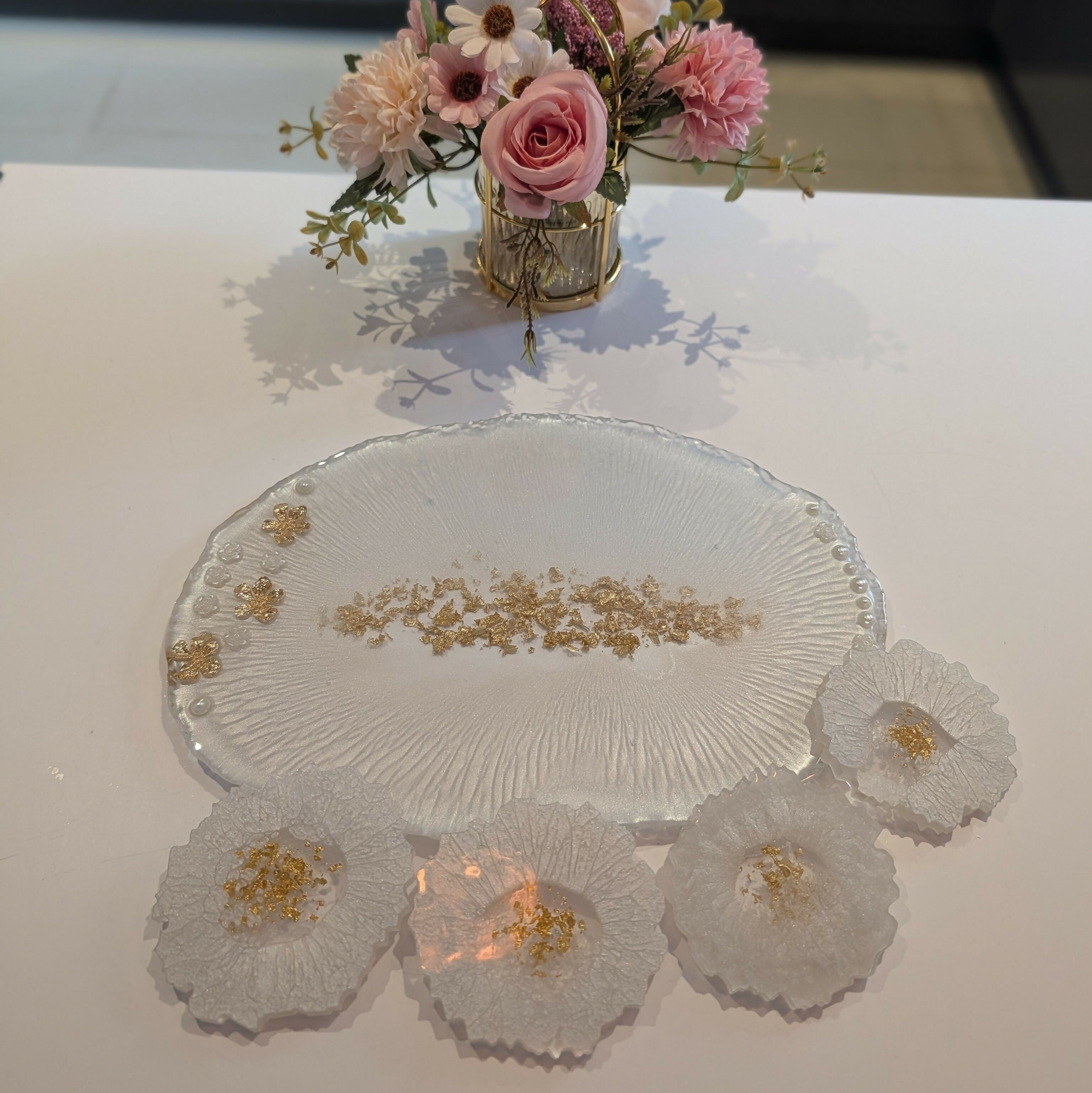 ELEGANT WHITE AND PEARLS HANDMADE RESIN TRAY WITH 4 COASTERS
