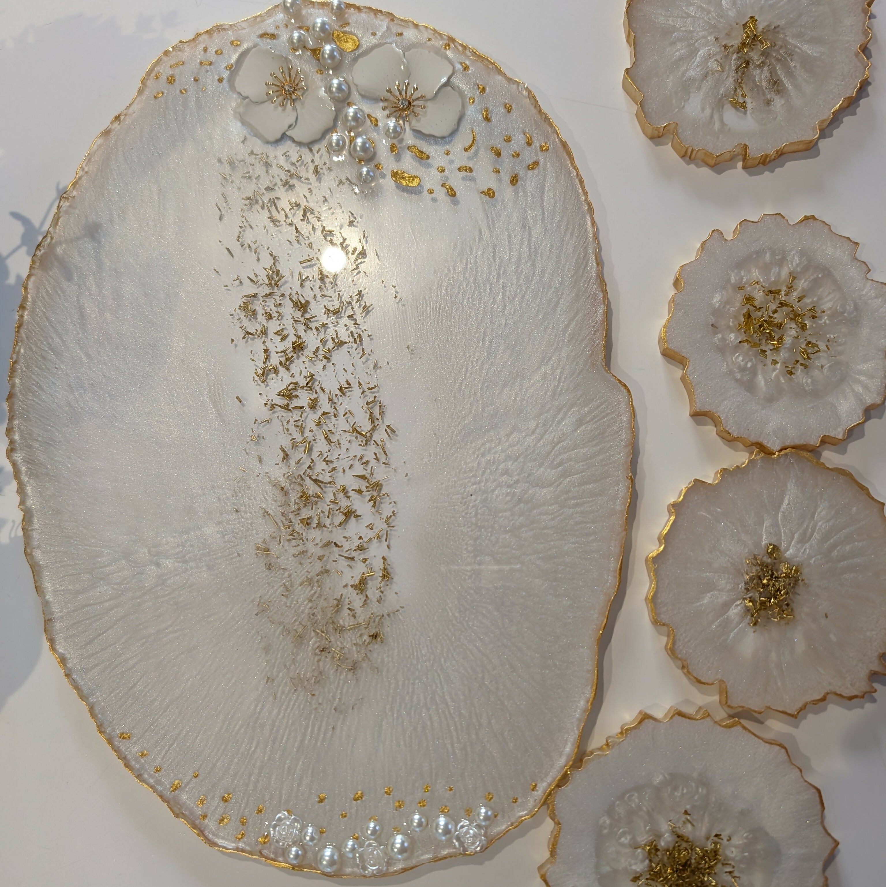 ELEGANT WHITE AND PEARLS HANDMADE RESIN TRAY WITH 4 COASTERS