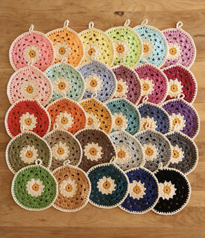 Crochet_Daisy_Granny_Square_Wall_Hanging_Potholder_Style_29_1 Large