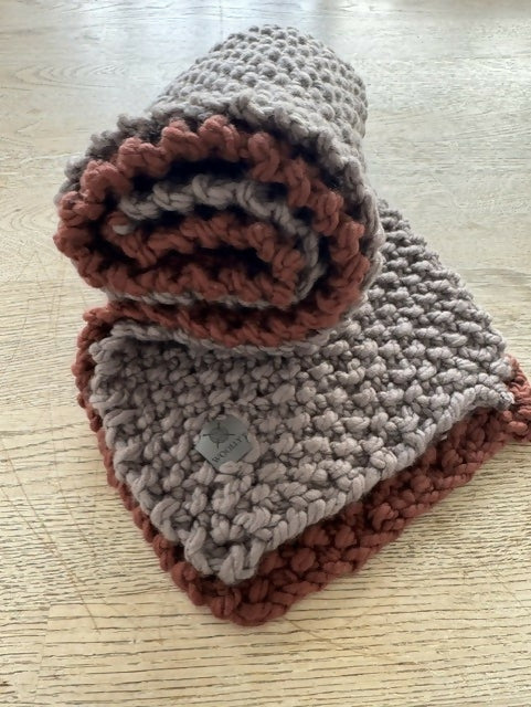 MID-LENGTH COSY CHUNKY 2-COLOUR SCARF - MAHOGANY & FAWN