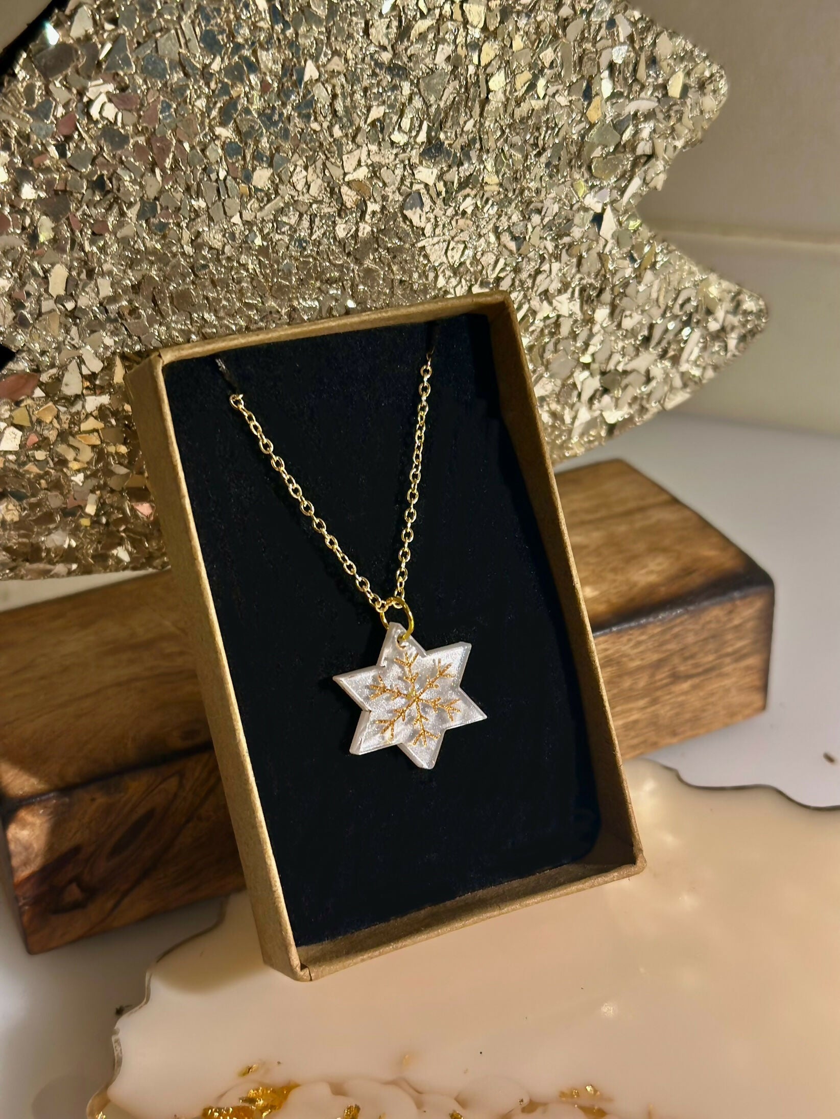 SNOW FLAKE ENGRAVED STAR NECKLACE