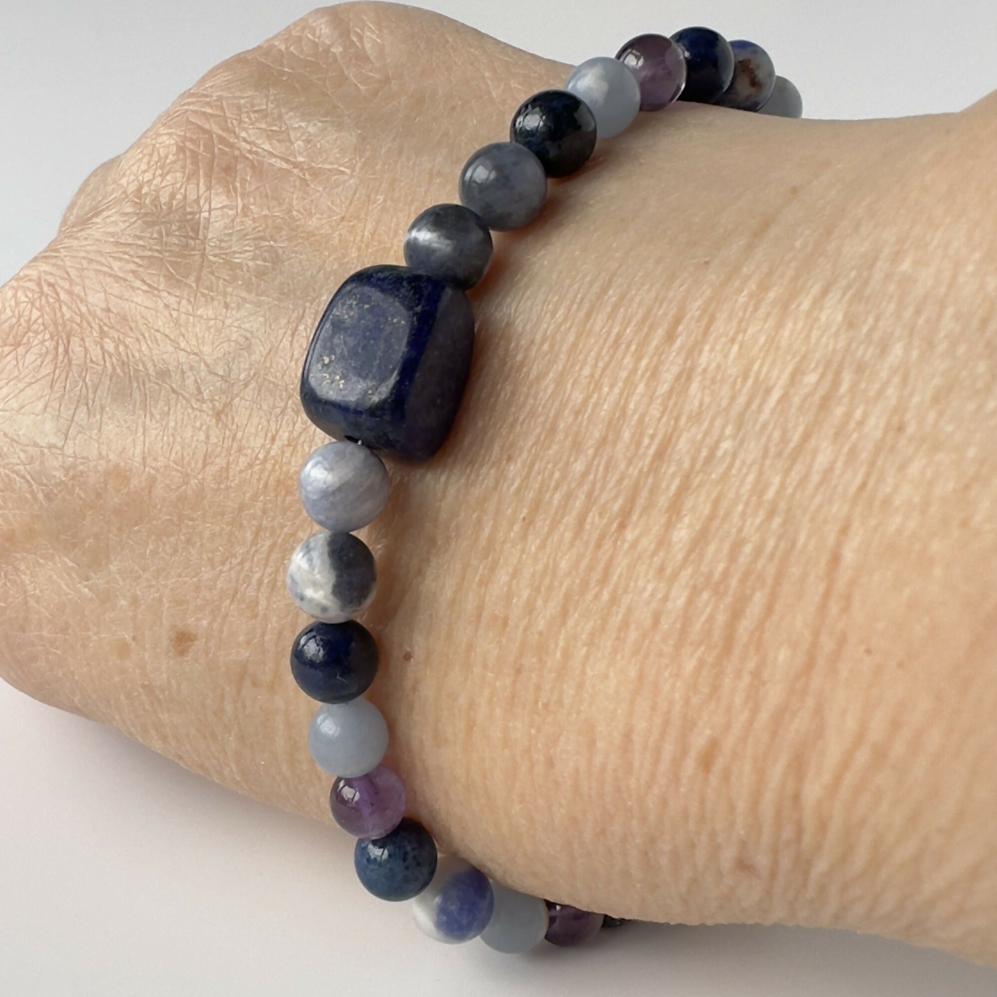 UNISEX HEALING CRYSTAL THROAT CHAKRA BRACELET WITH AROMATHERAPY BEADS