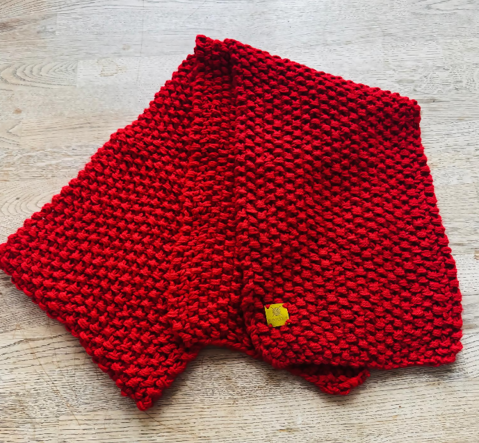 UNISEX, REGULAR THICKNESS, RICH RED COLOUR, COSY SCARF, STRETCHY