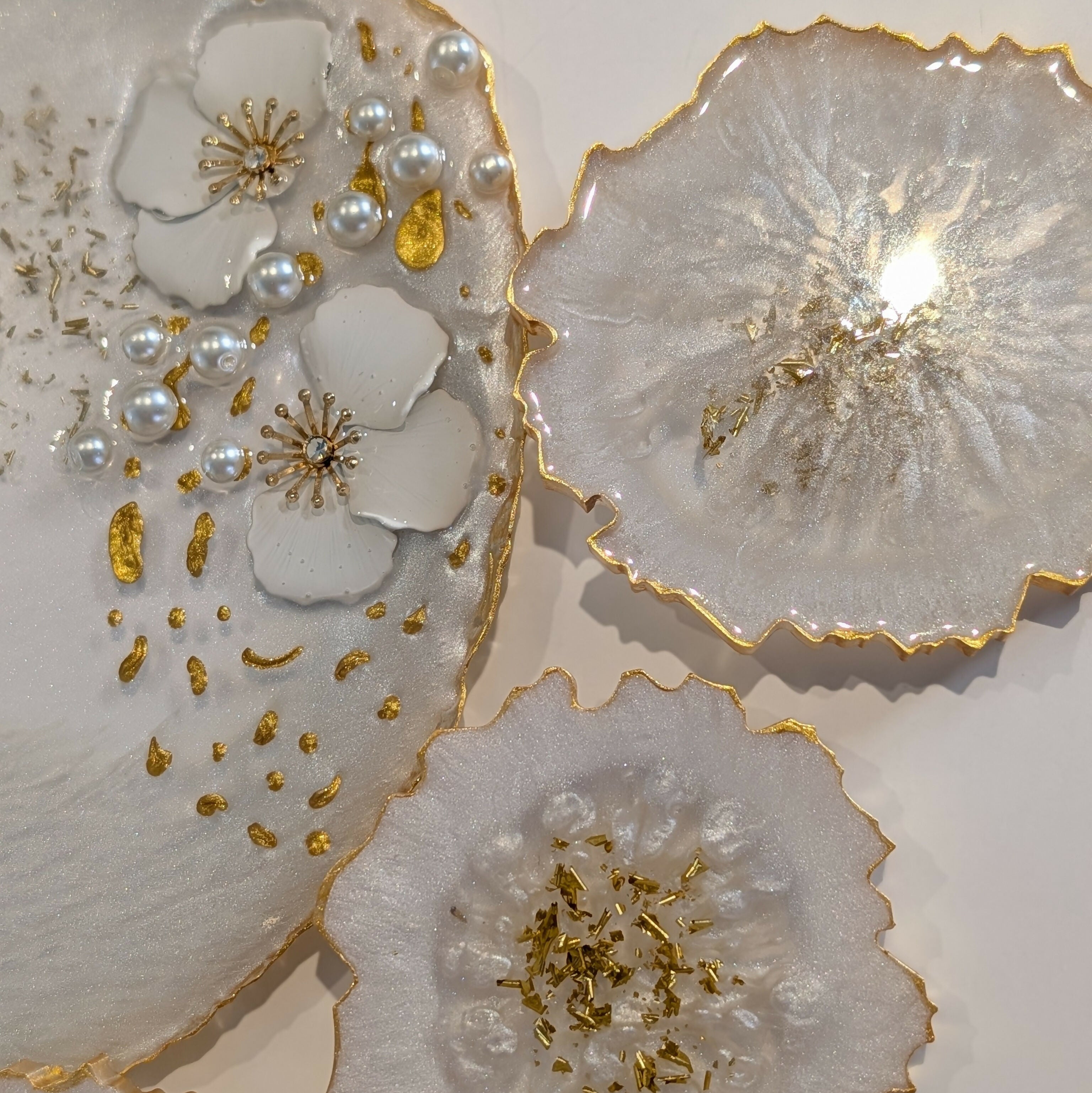 ELEGANT WHITE AND PEARLS HANDMADE RESIN TRAY WITH 4 COASTERS