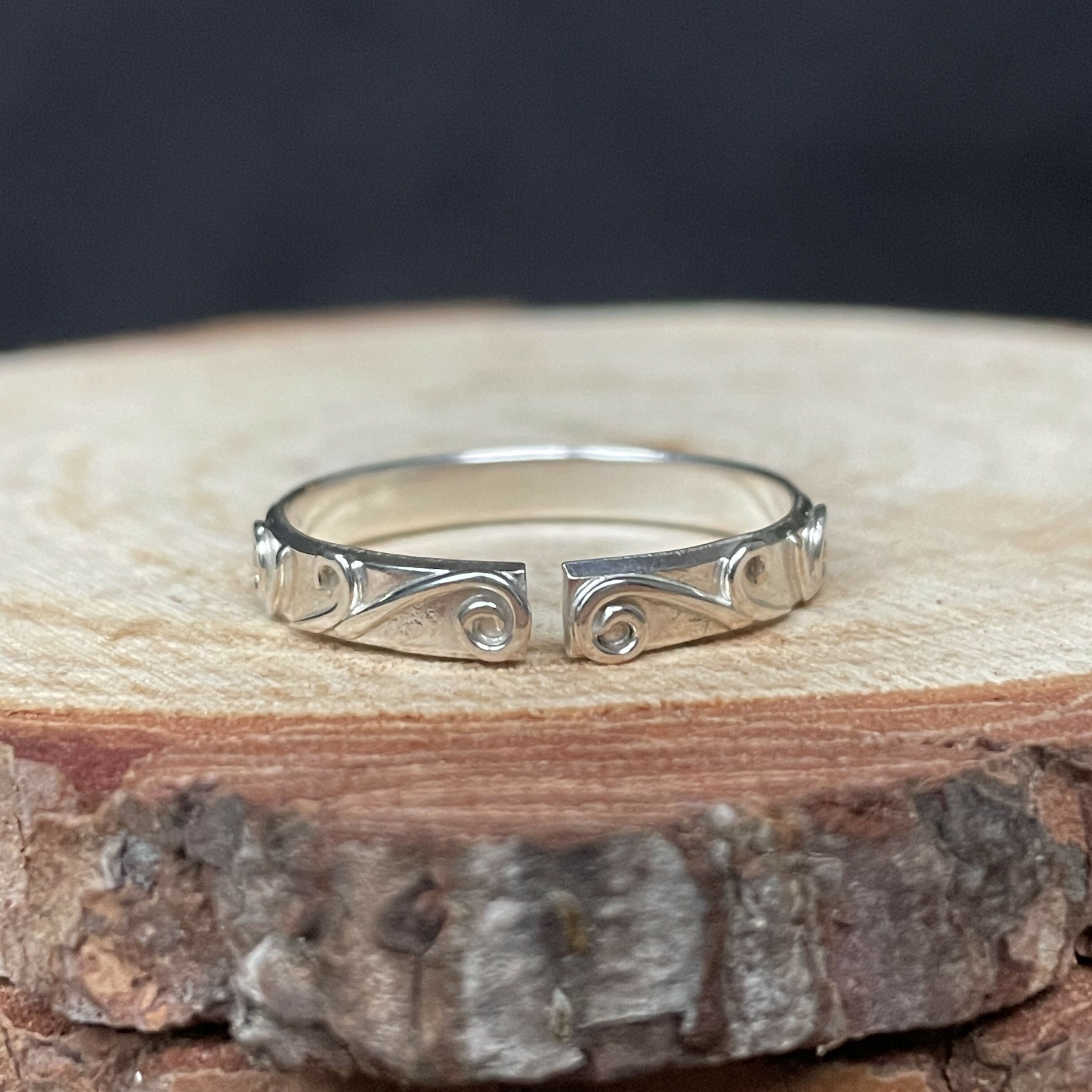 Sterling Silver Open Ring with Filigree Details (Size 3)