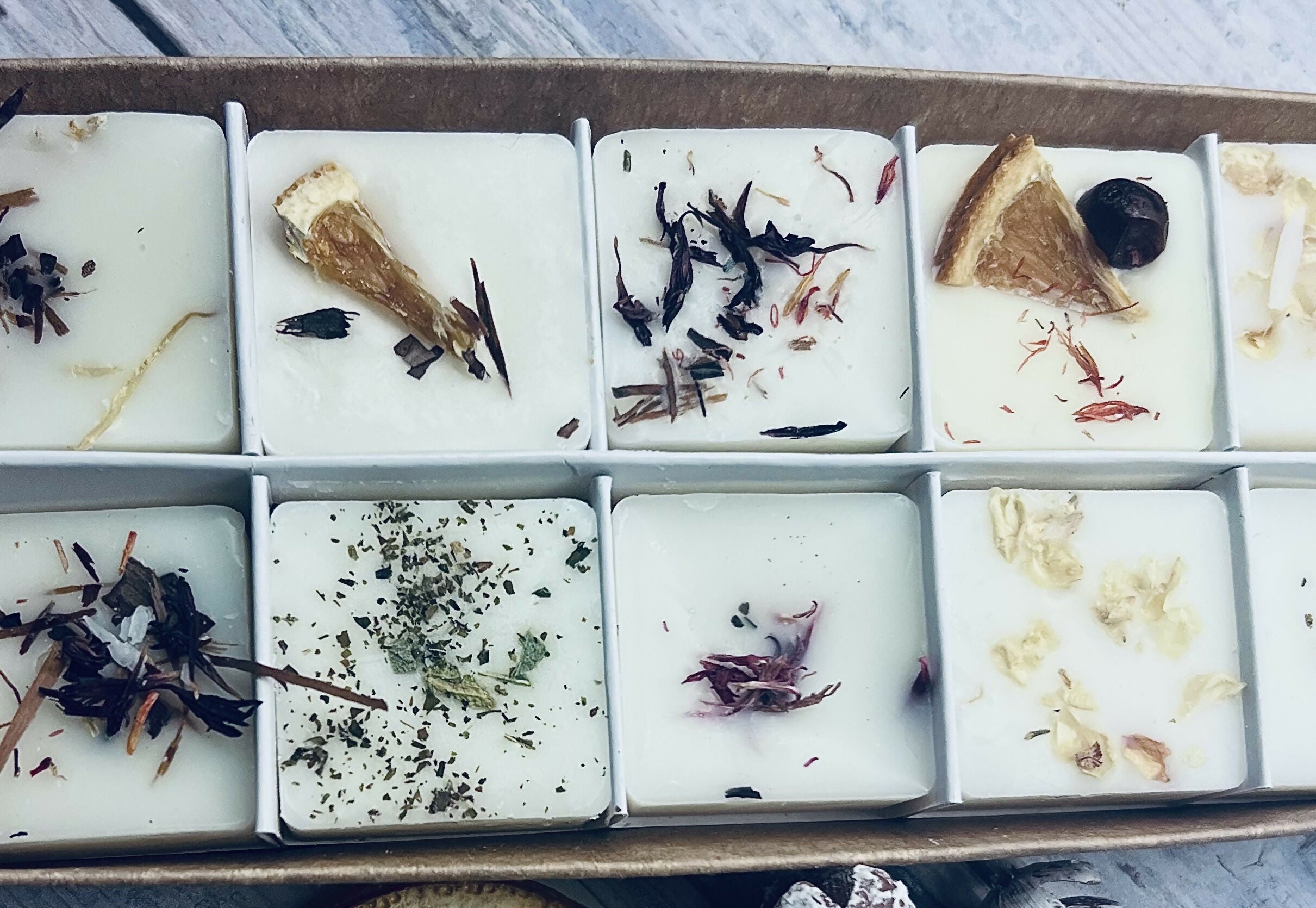 10 SEASONAL SOY WAX MELTS IN GIFT BOX