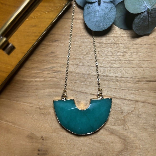 Stunning Large Gold Plated Green Agate Pendant Necklace