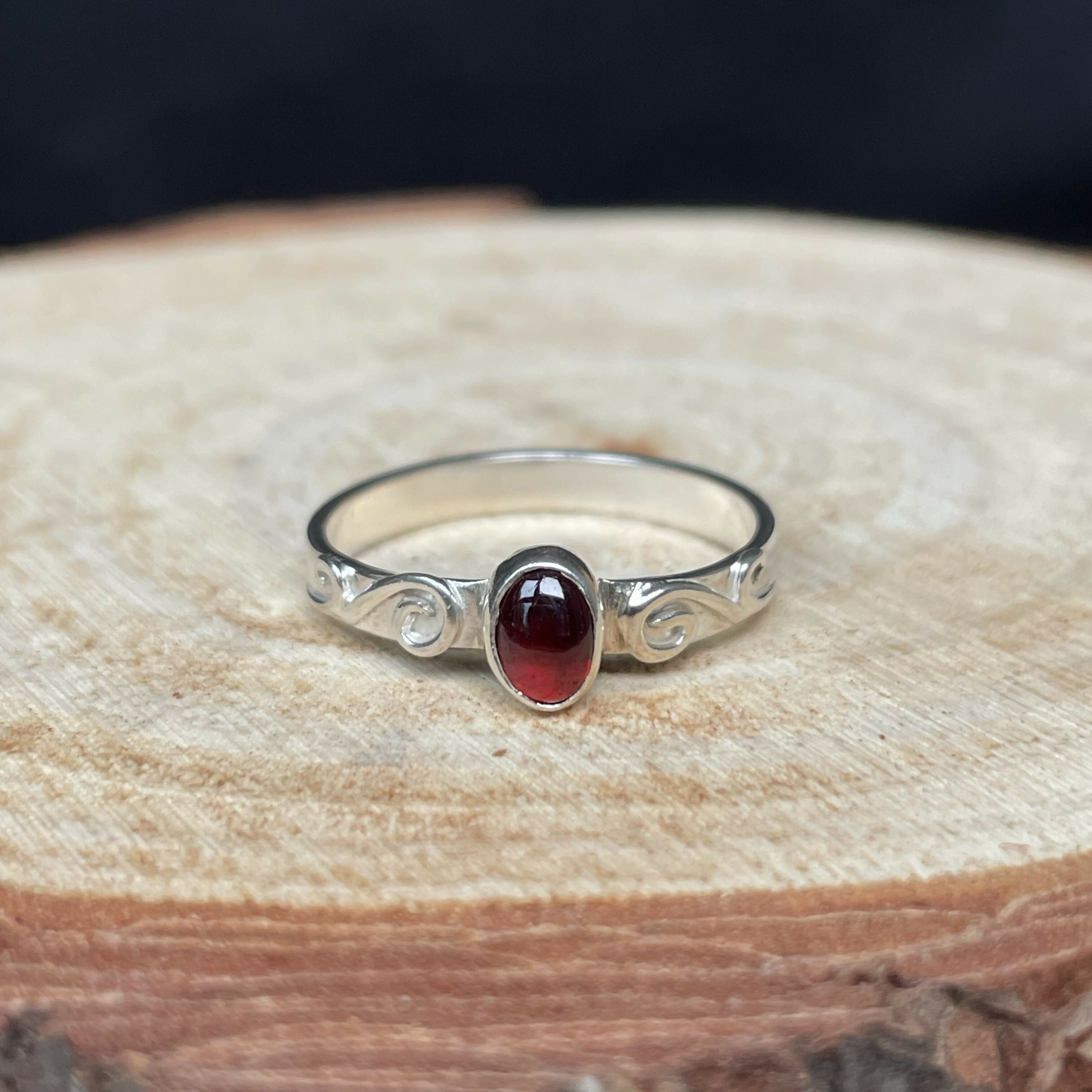 Sterling Silver Filigree Band with Garnet gemstone (Size R)