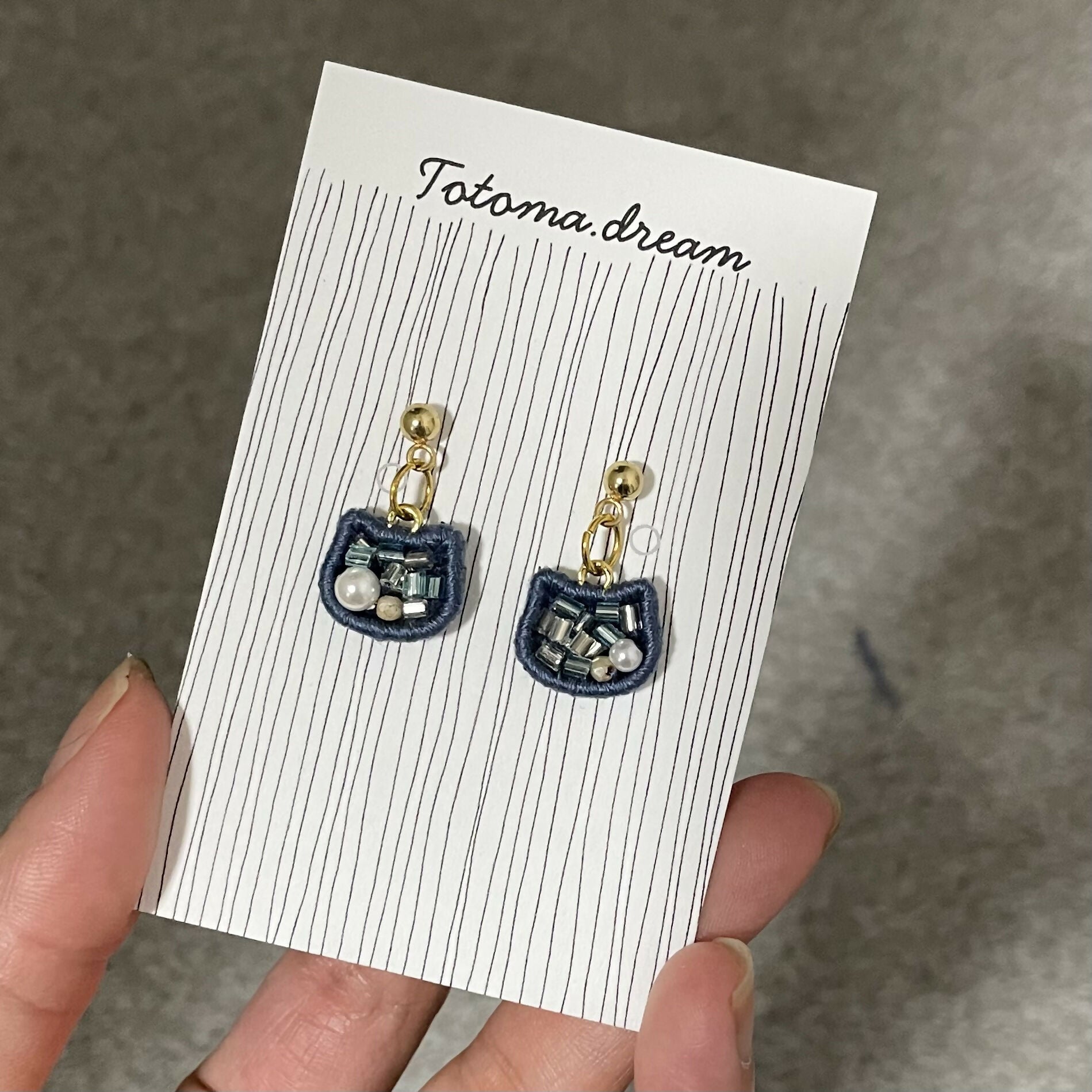 Pendant Crystal Embroidery Earrings (Cat)