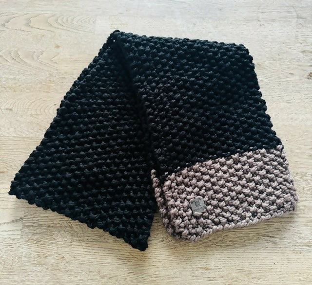COZY & CHUNKY 2-COLOUR SCARF - BLACK & FAWN - MID LENGTH