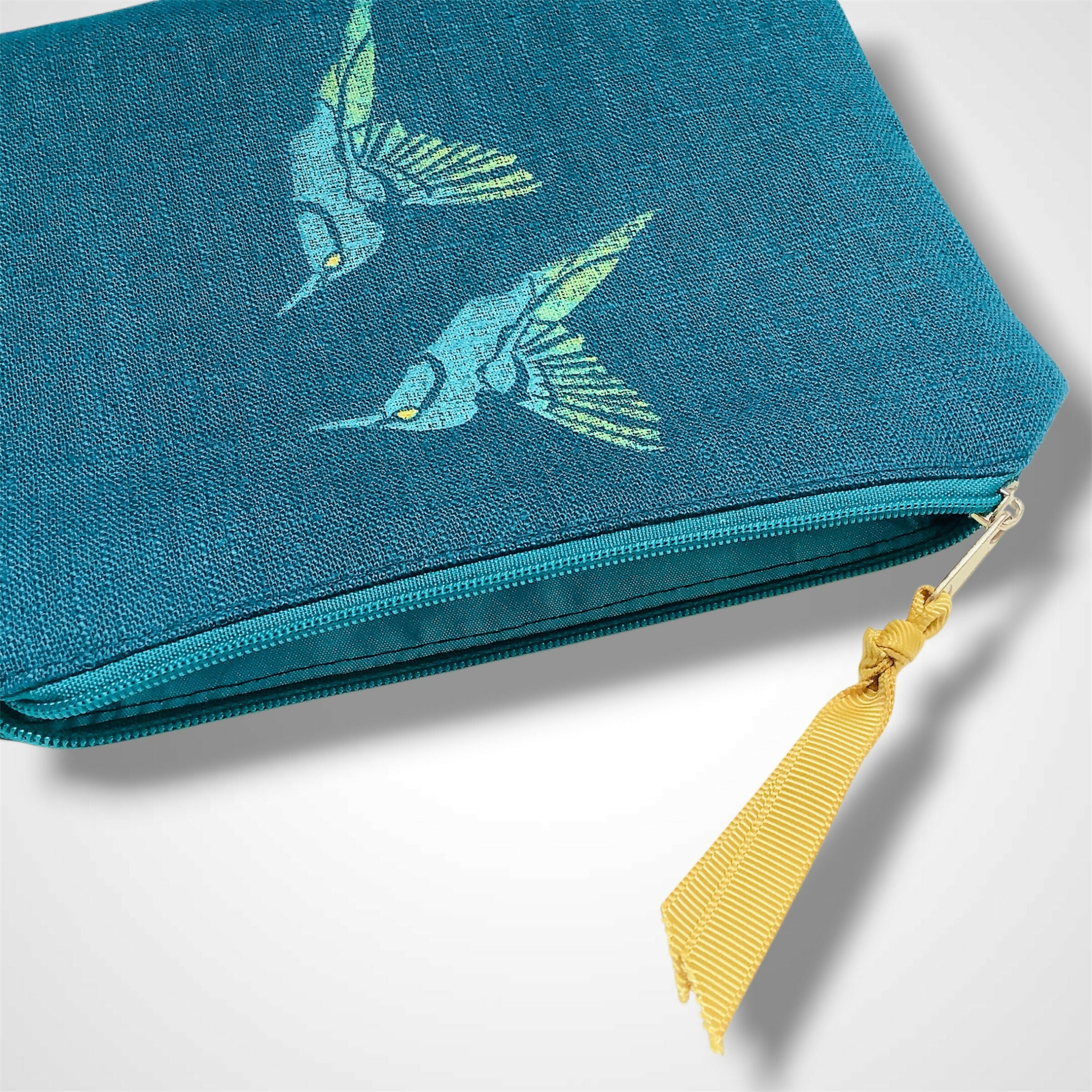 Turquoise Hummingbirds Linen Women’s Zip-Up Pouch