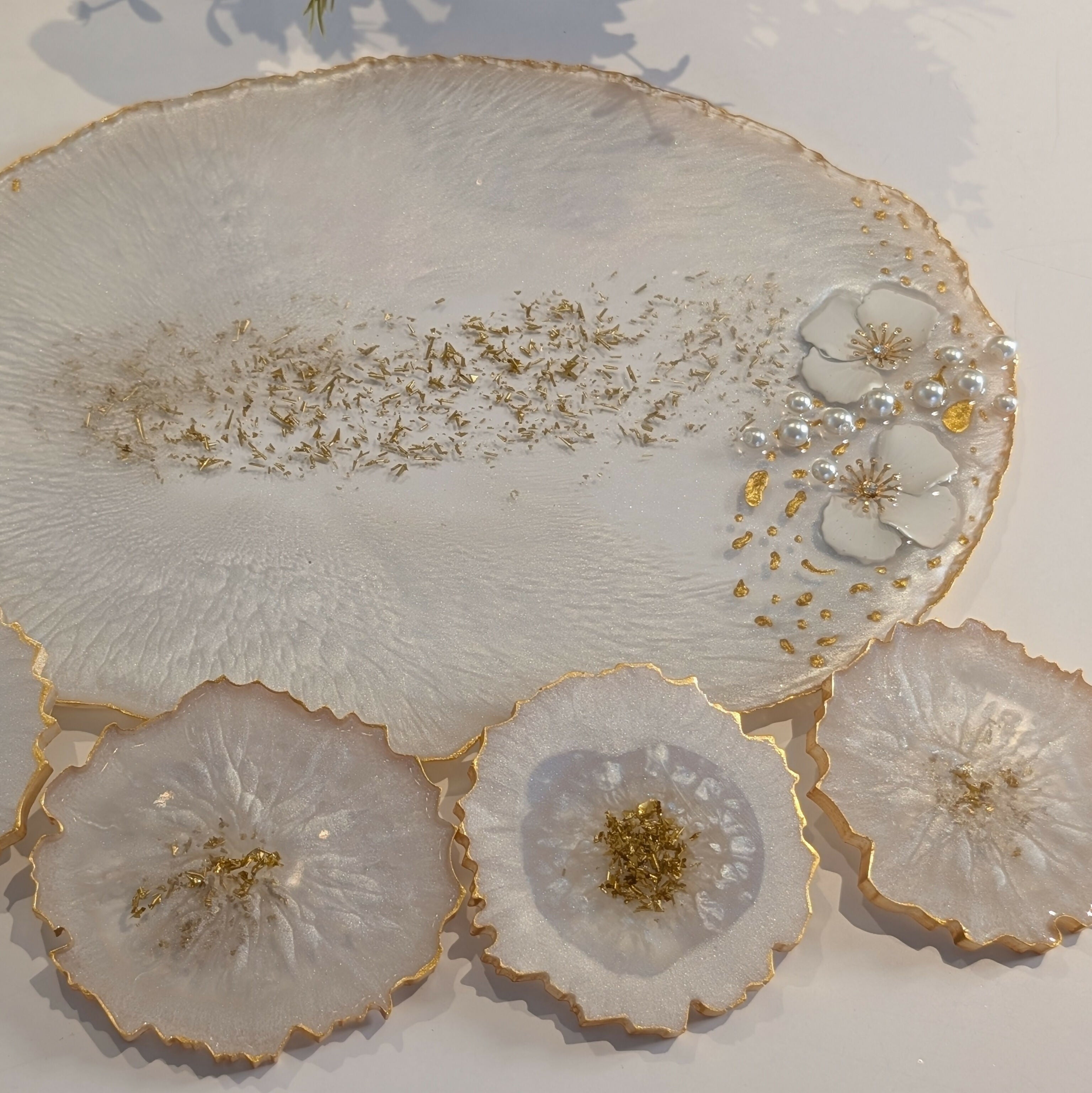 ELEGANT WHITE AND PEARLS HANDMADE RESIN TRAY WITH 4 COASTERS