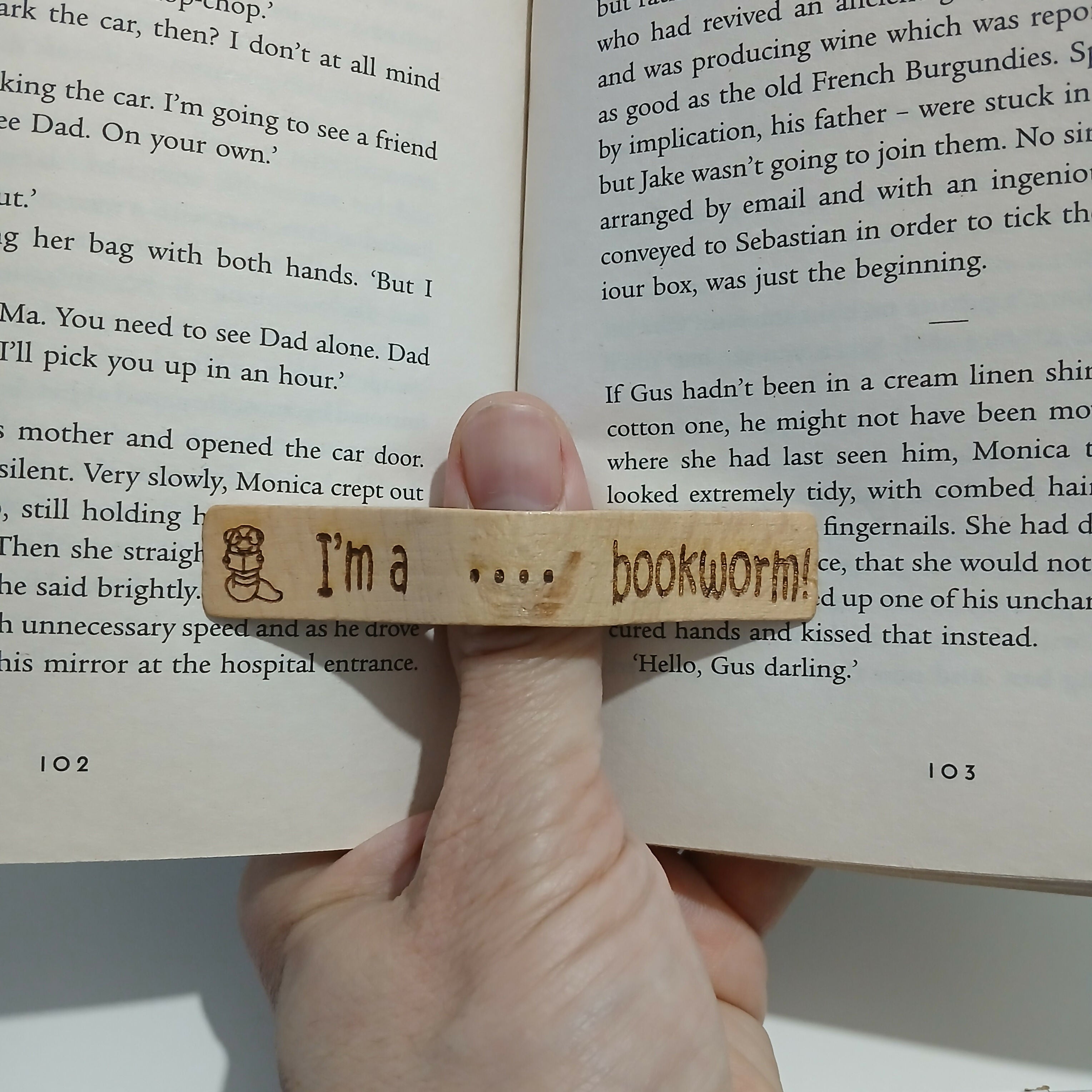 Wooden Thumb Bookmark Book Holder - I am a bookworm