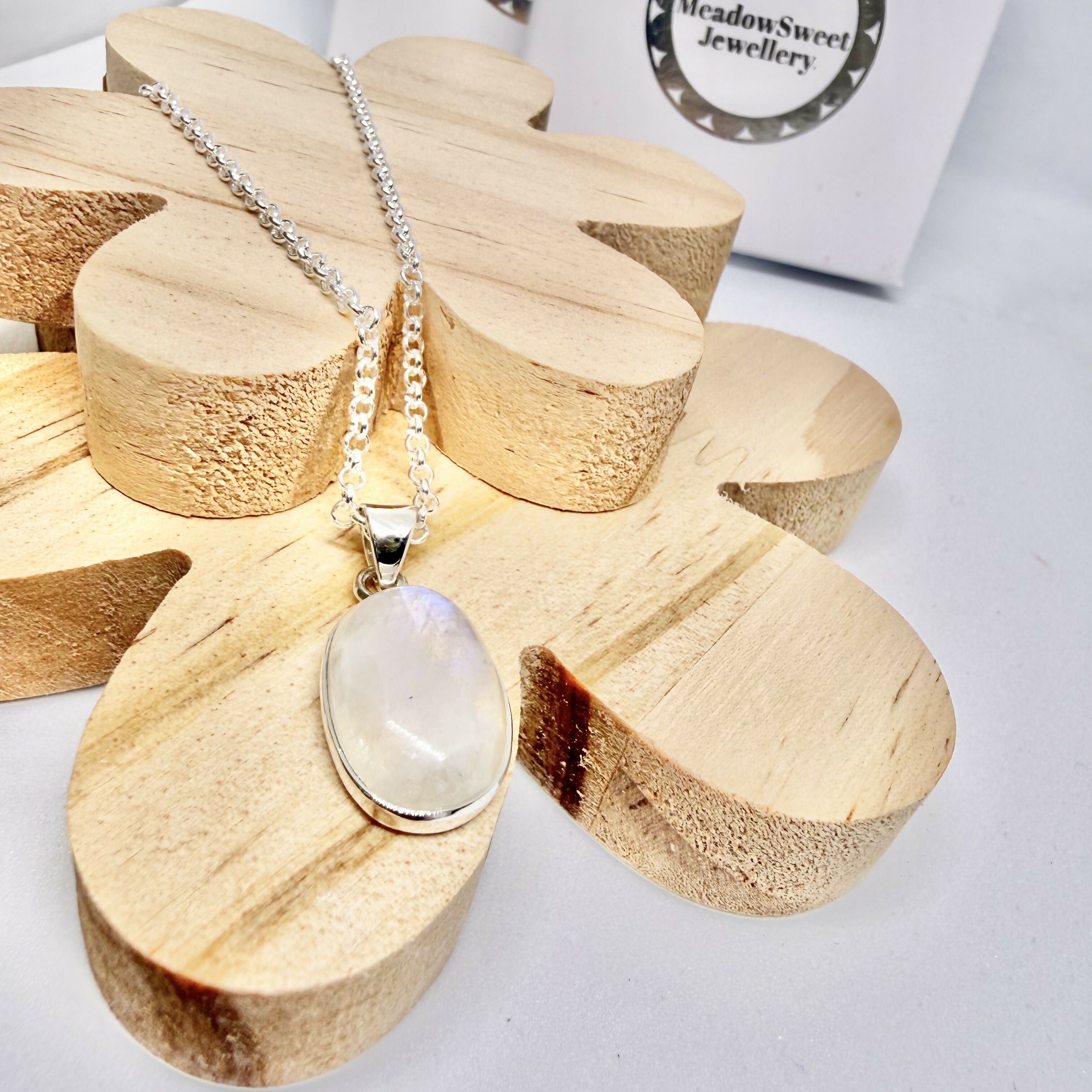 WHITE MOONSTONE OVAL NECKLACE