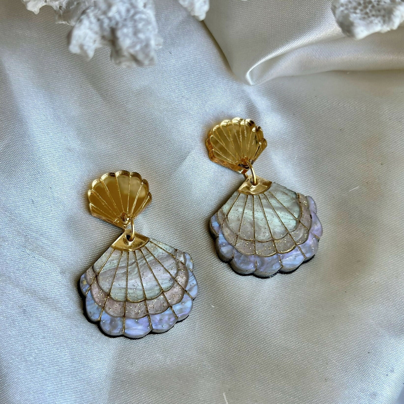 Multi layered scallop shell earrings with stud