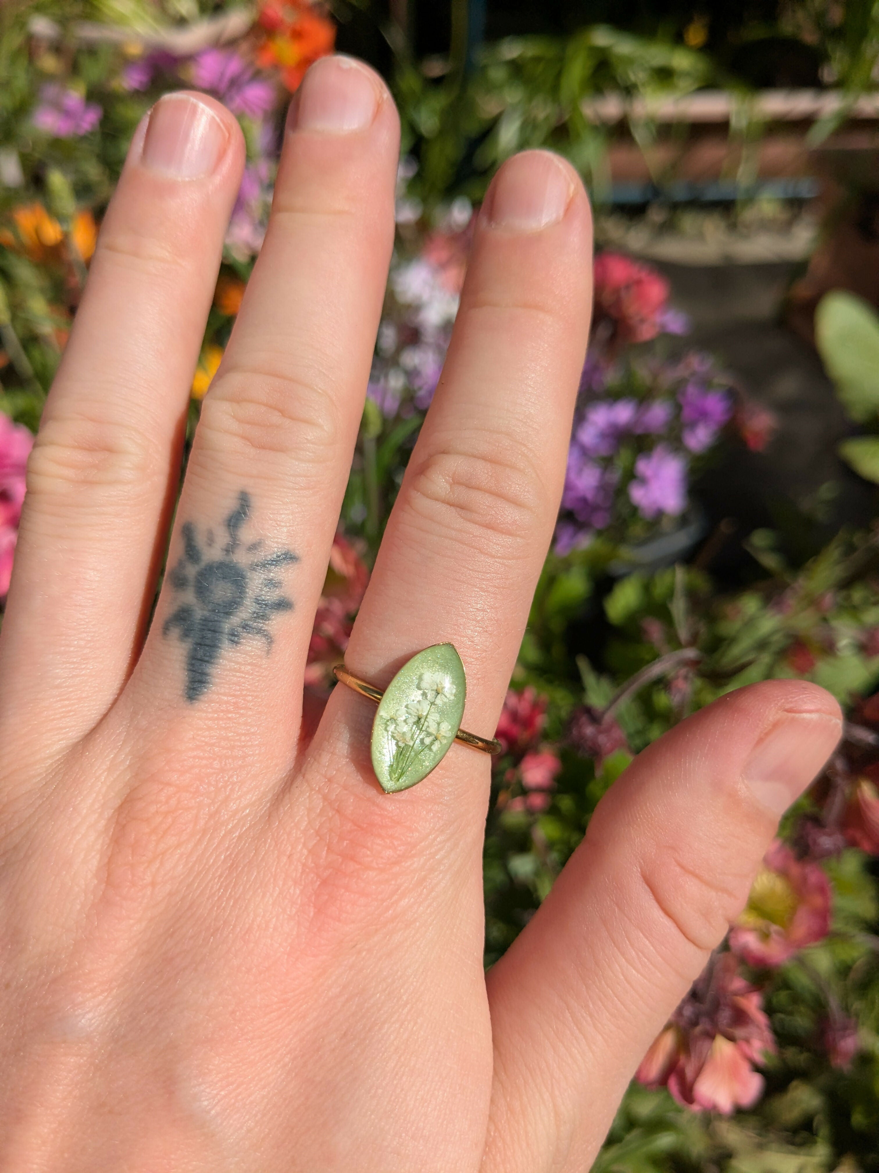 QUEEN'S LACE MARQUISE GOLD NAVY RING
