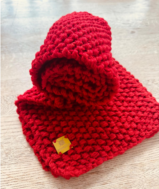 UNISEX, REGULAR THICKNESS, RICH RED COLOUR, COSY SCARF, STRETCHY