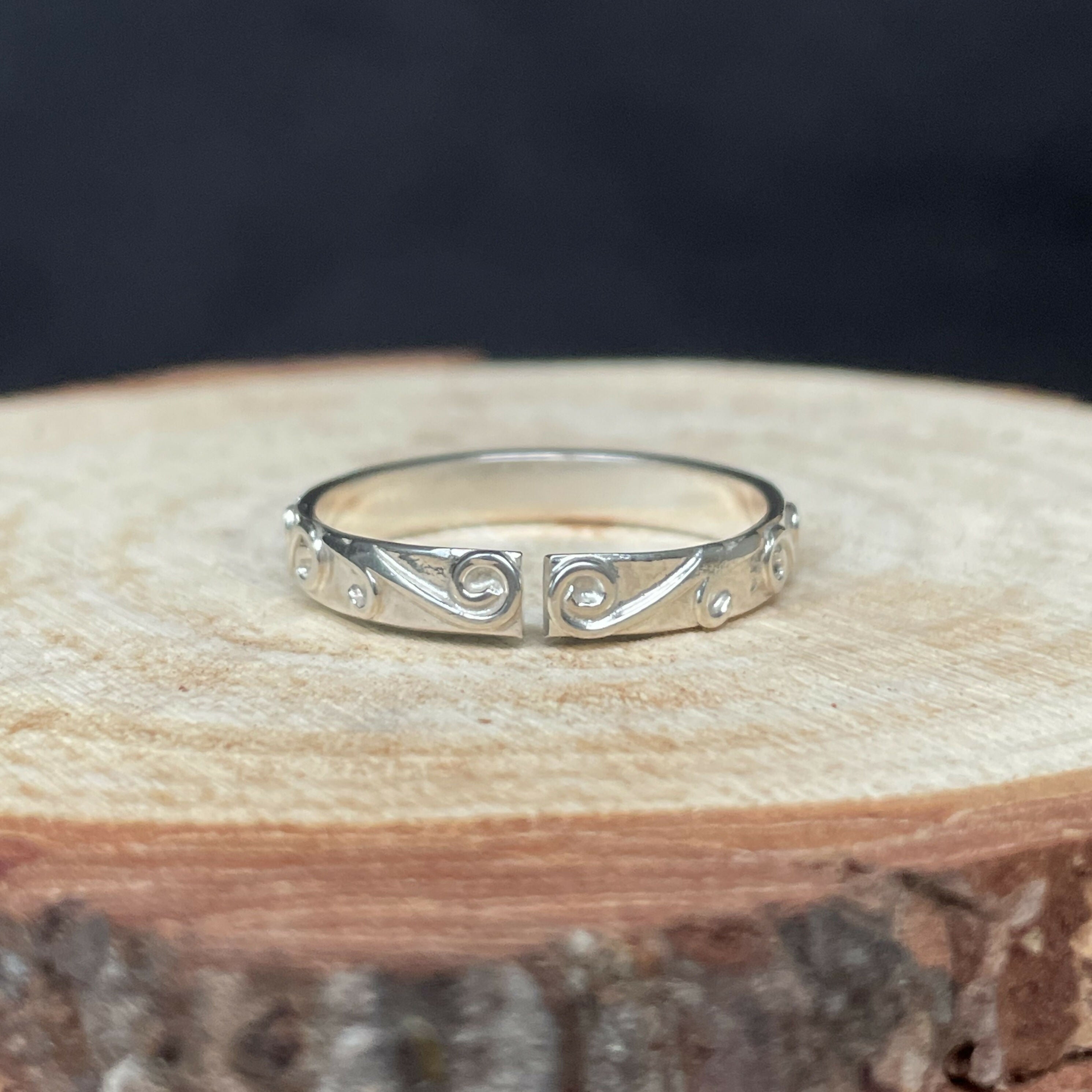 Sterling Silver Open Band with Filigree Details (Size 5)