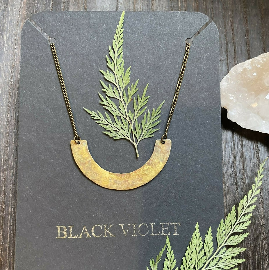 SIMPLE BRASS HAMMERED CURVE NECKLACE