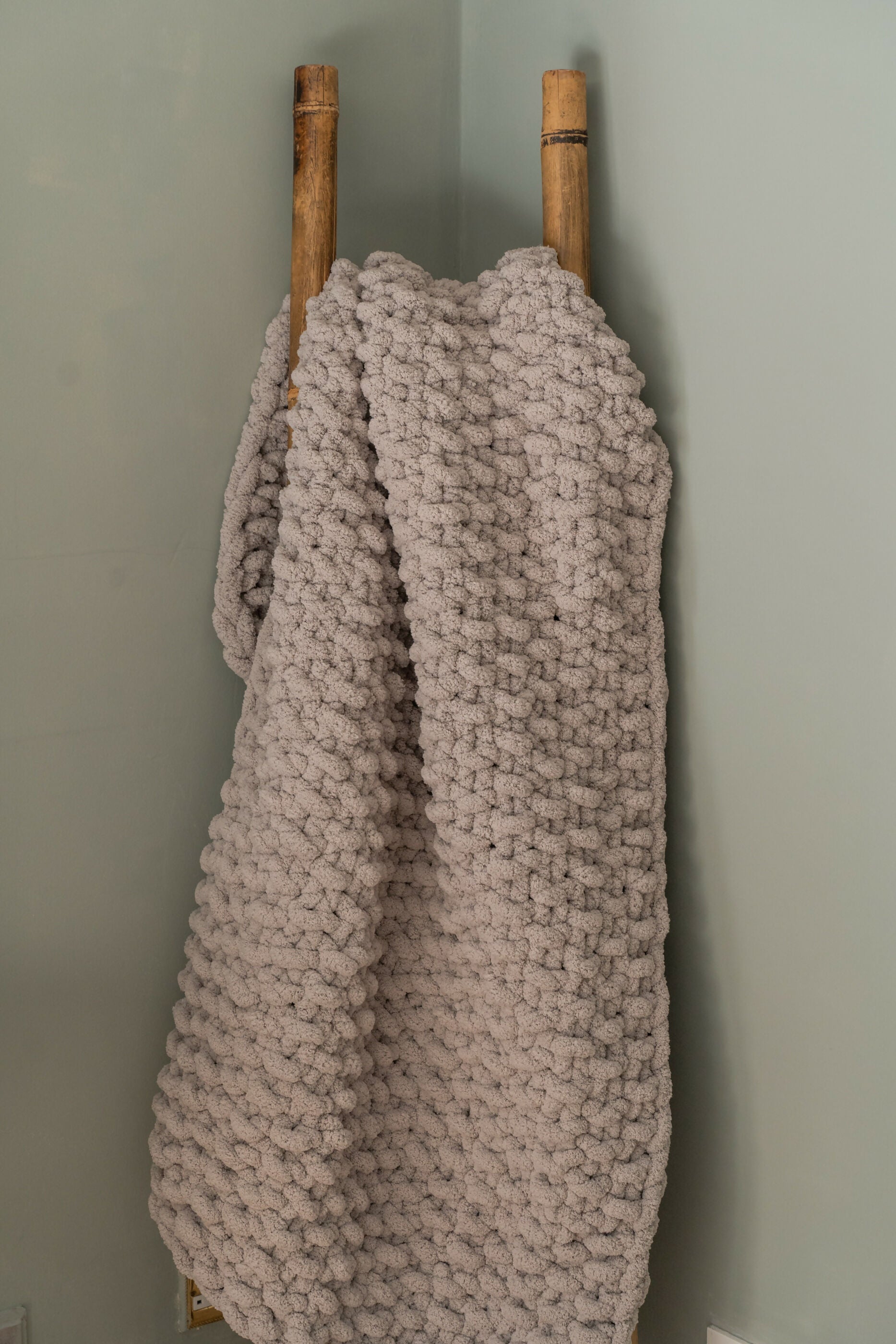 CHUNKY HAND KNITTED BLANKET