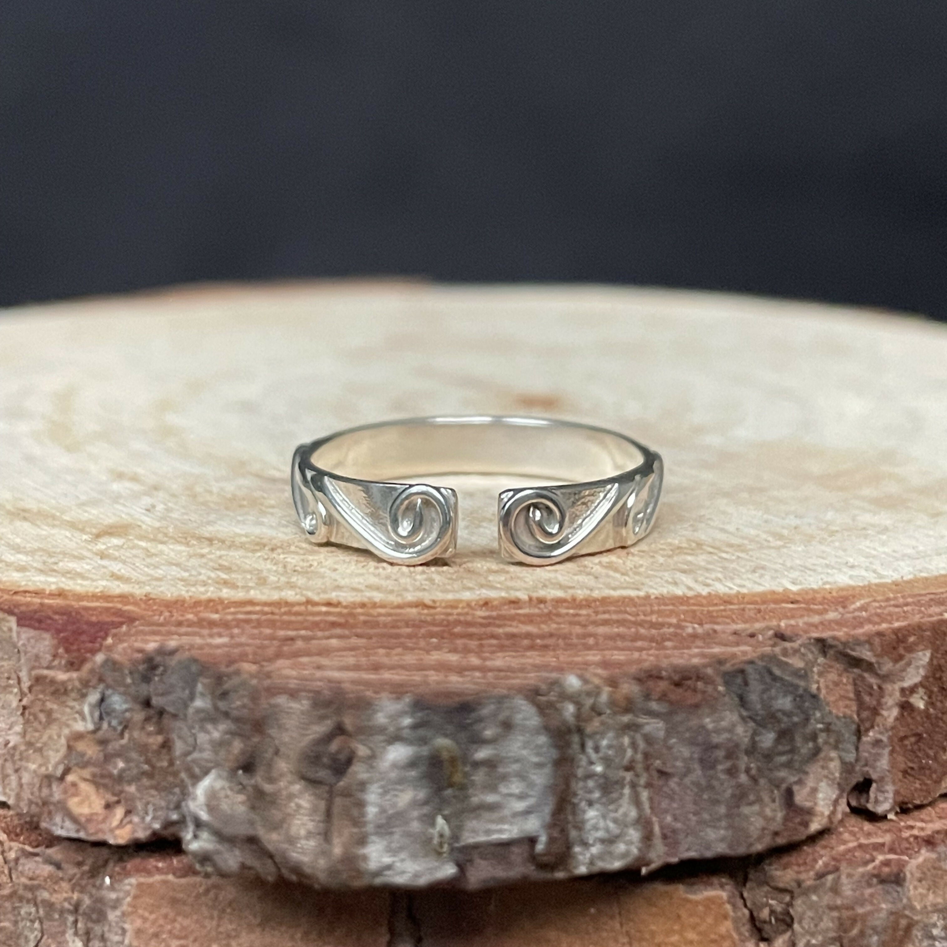 Sterling Silver Open Ring with Filigree Details (Size Q)