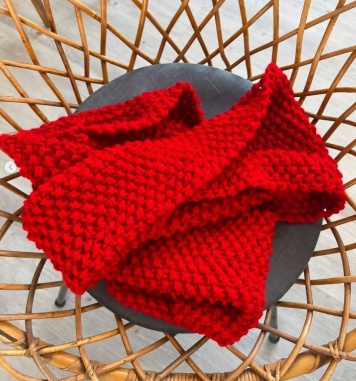 UNISEX, REGULAR THICKNESS, RICH RED COLOUR, COSY SCARF, STRETCHY