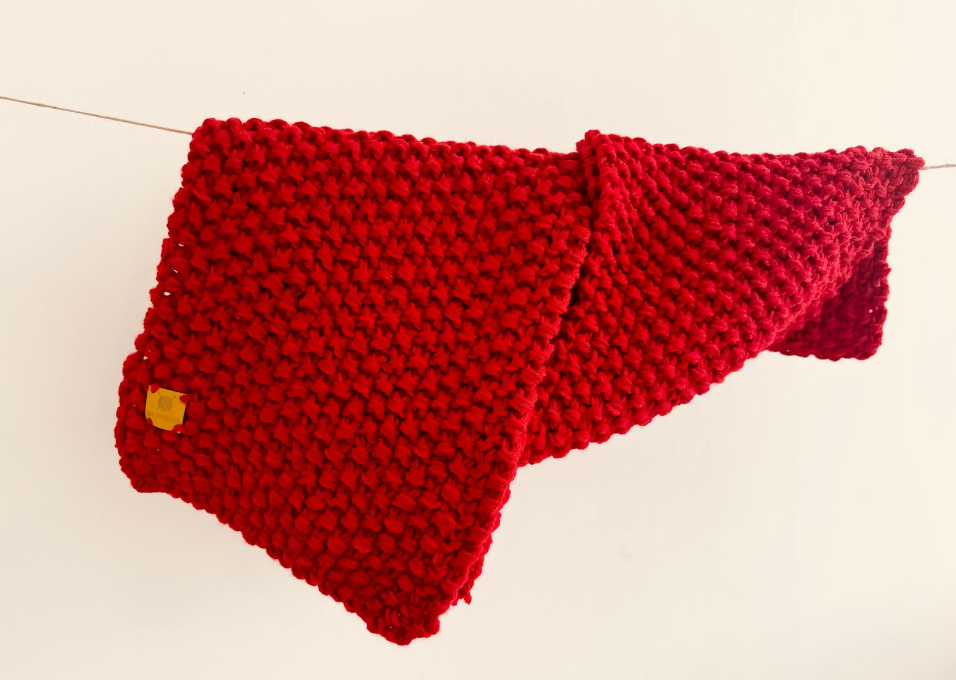 UNISEX, REGULAR THICKNESS, RICH RED COLOUR, COSY SCARF, STRETCHY