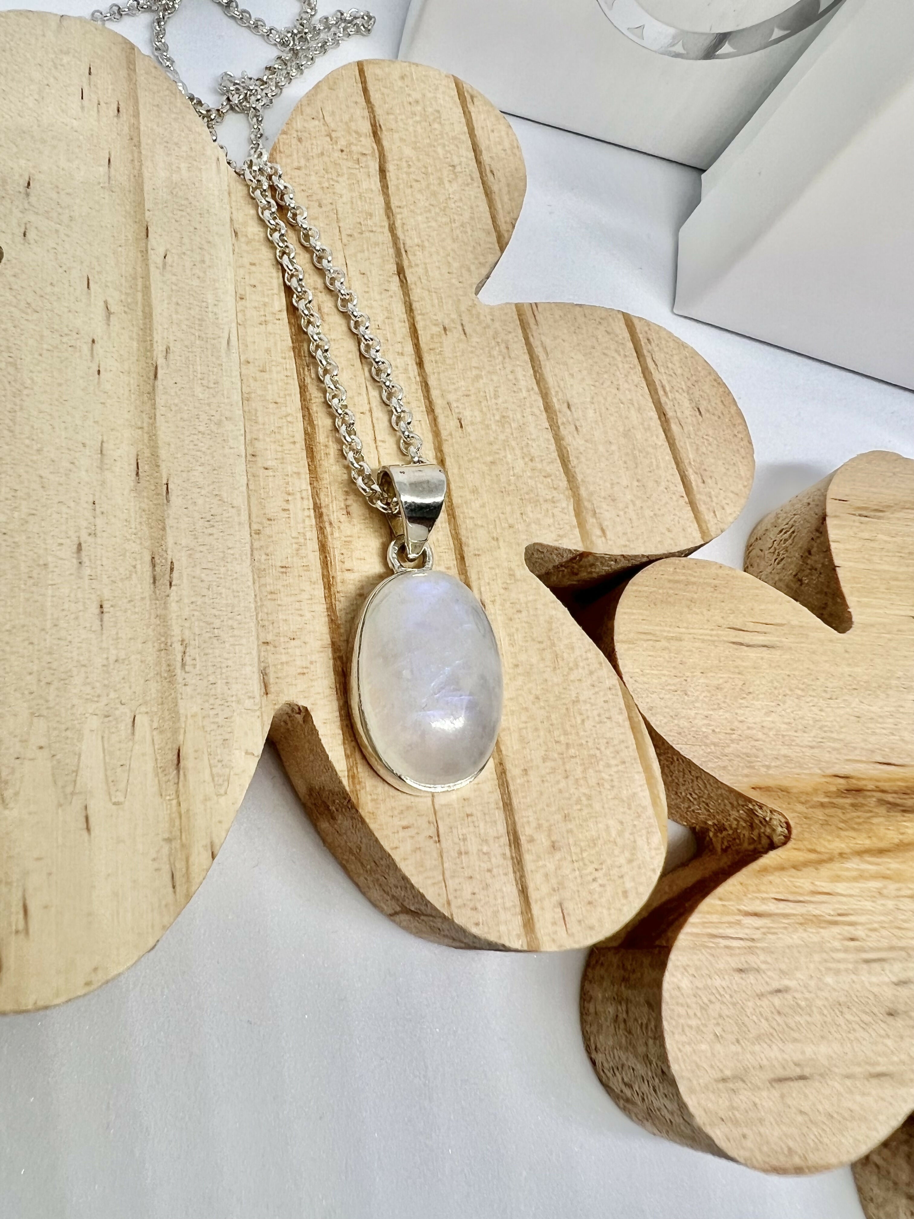 White moonstone oval necklace