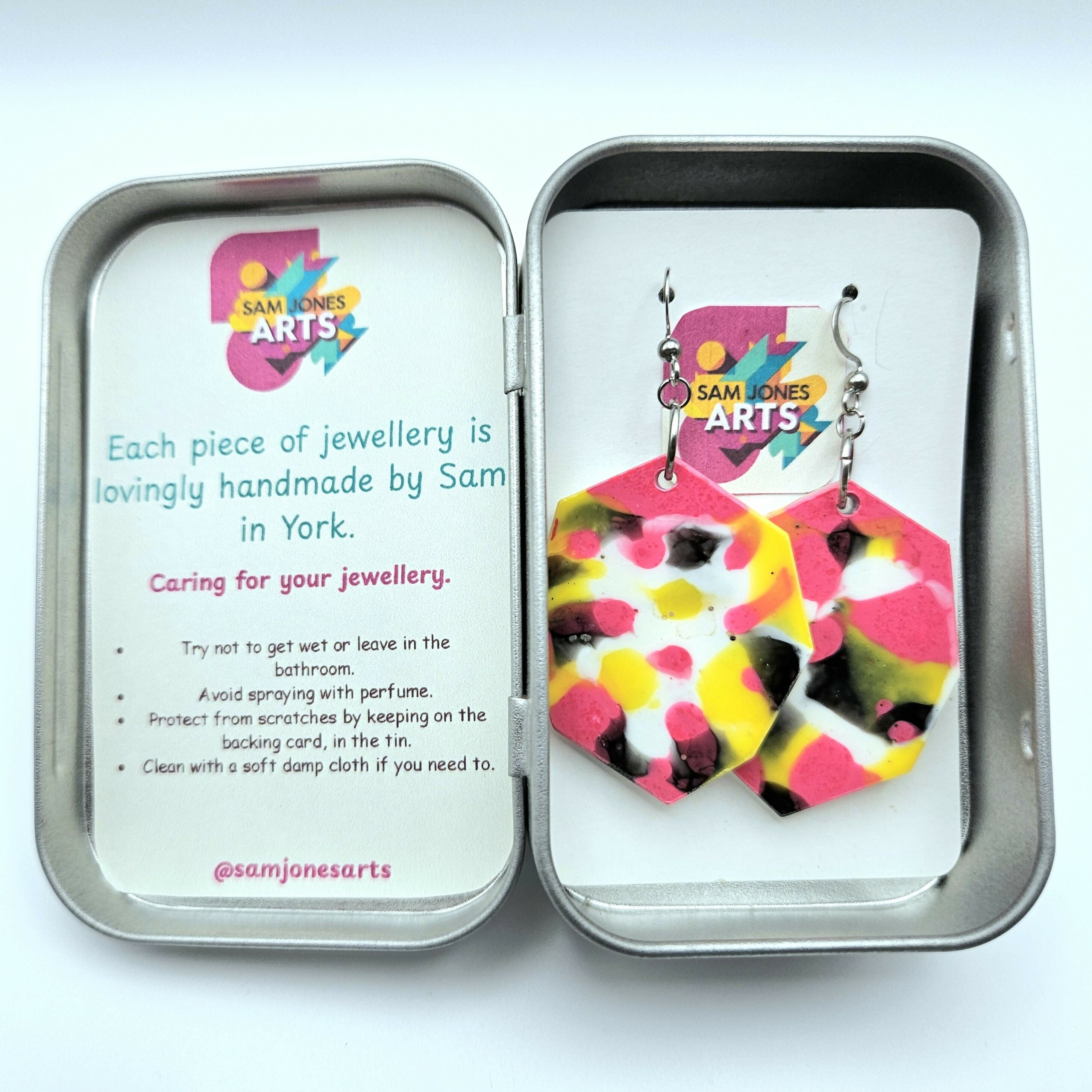 CONTEMPORARAY RESIN EARRINGS IN AN OCTAGONAL SHAPE