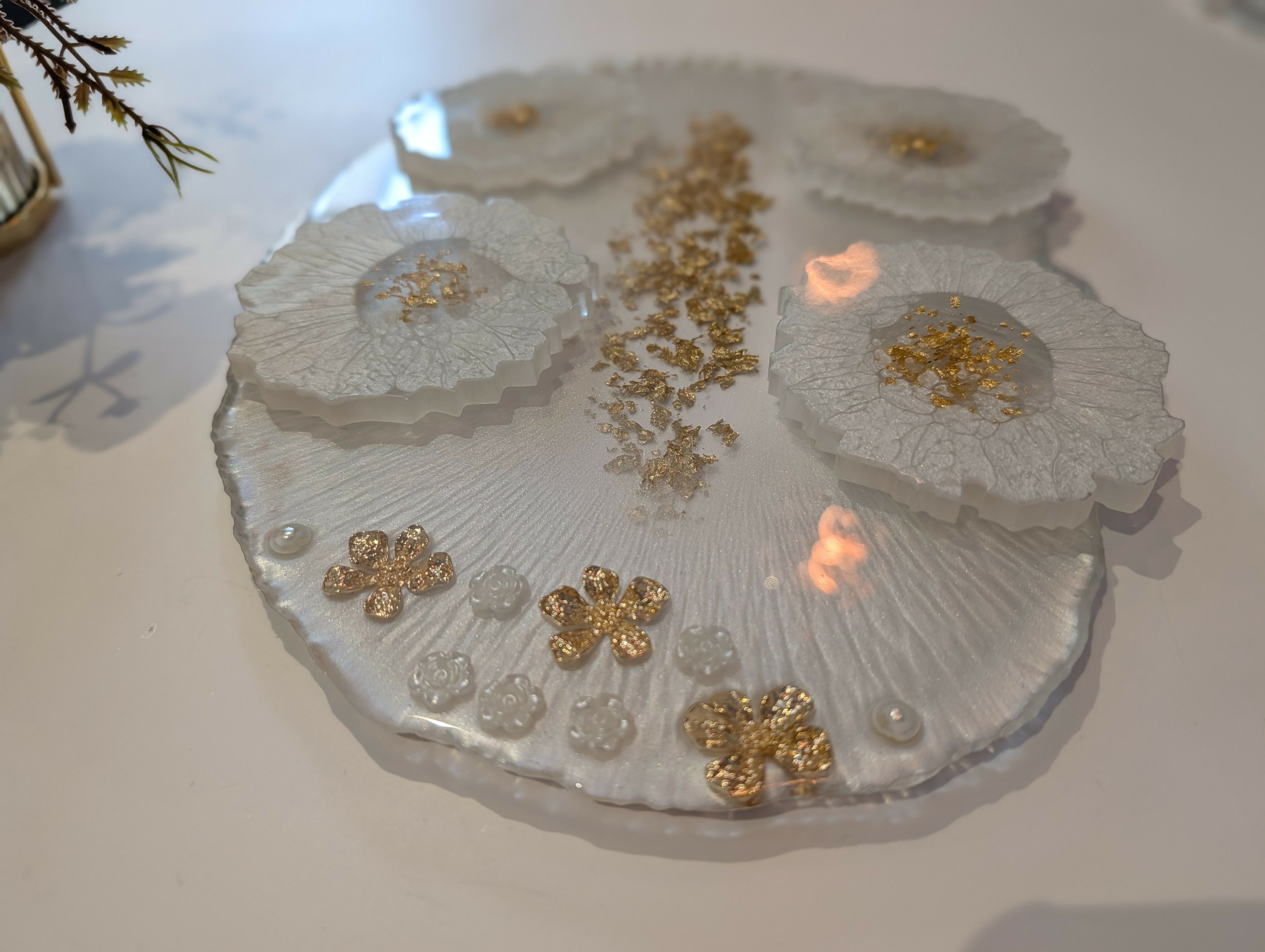 ELEGANT WHITE AND PEARLS HANDMADE RESIN TRAY WITH 4 COASTERS