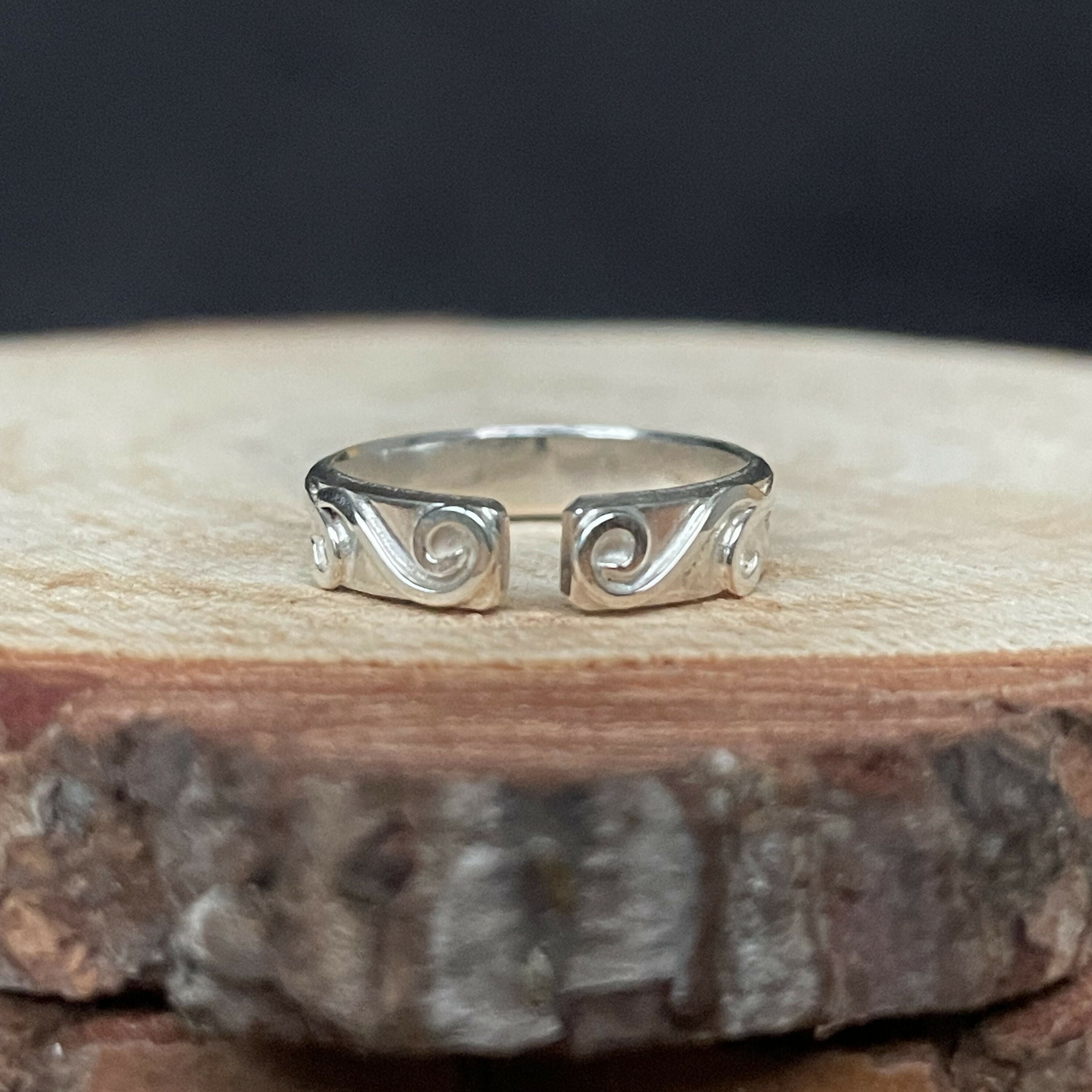 Sterling Silver Open Ring with Filigree Details (Size L)