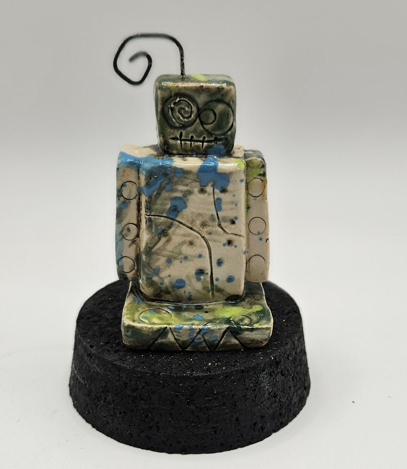 QUIKRY CERAMIC 'MINIBOTS' IN A GLASS CLOCHE