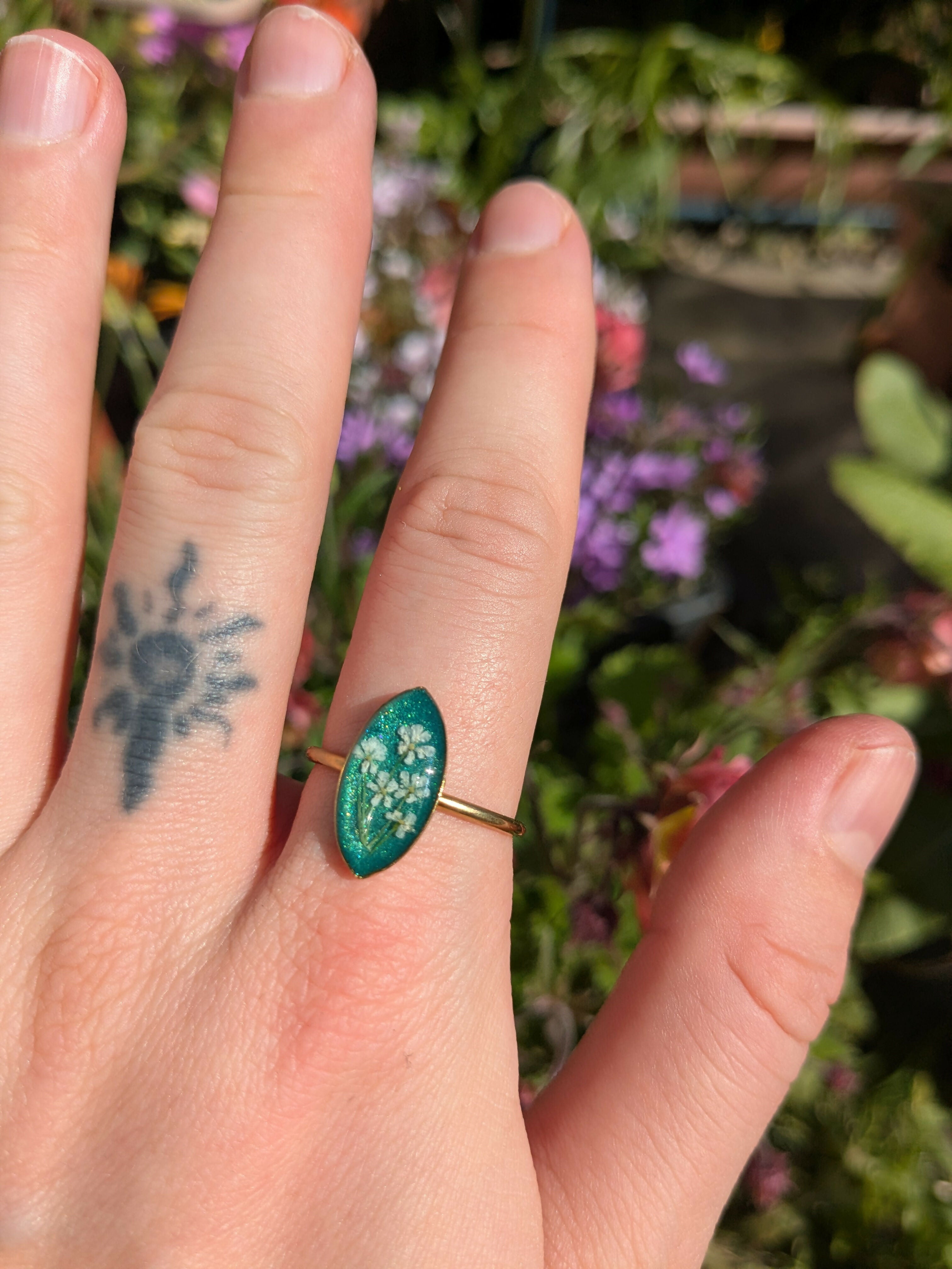 QUEEN'S LACE MARQUISE GOLD NAVY RING