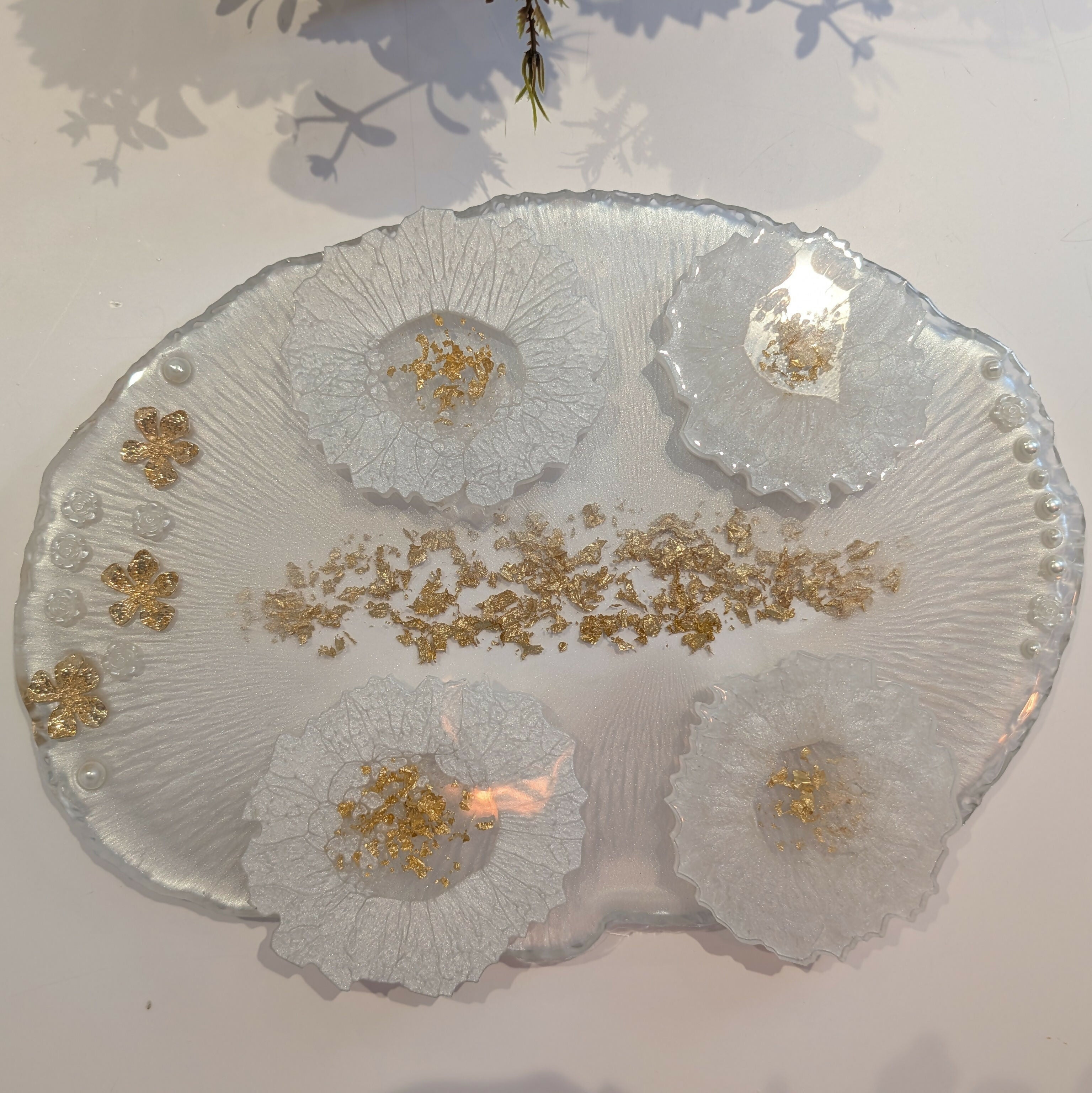ELEGANT WHITE AND PEARLS HANDMADE RESIN TRAY WITH 4 COASTERS