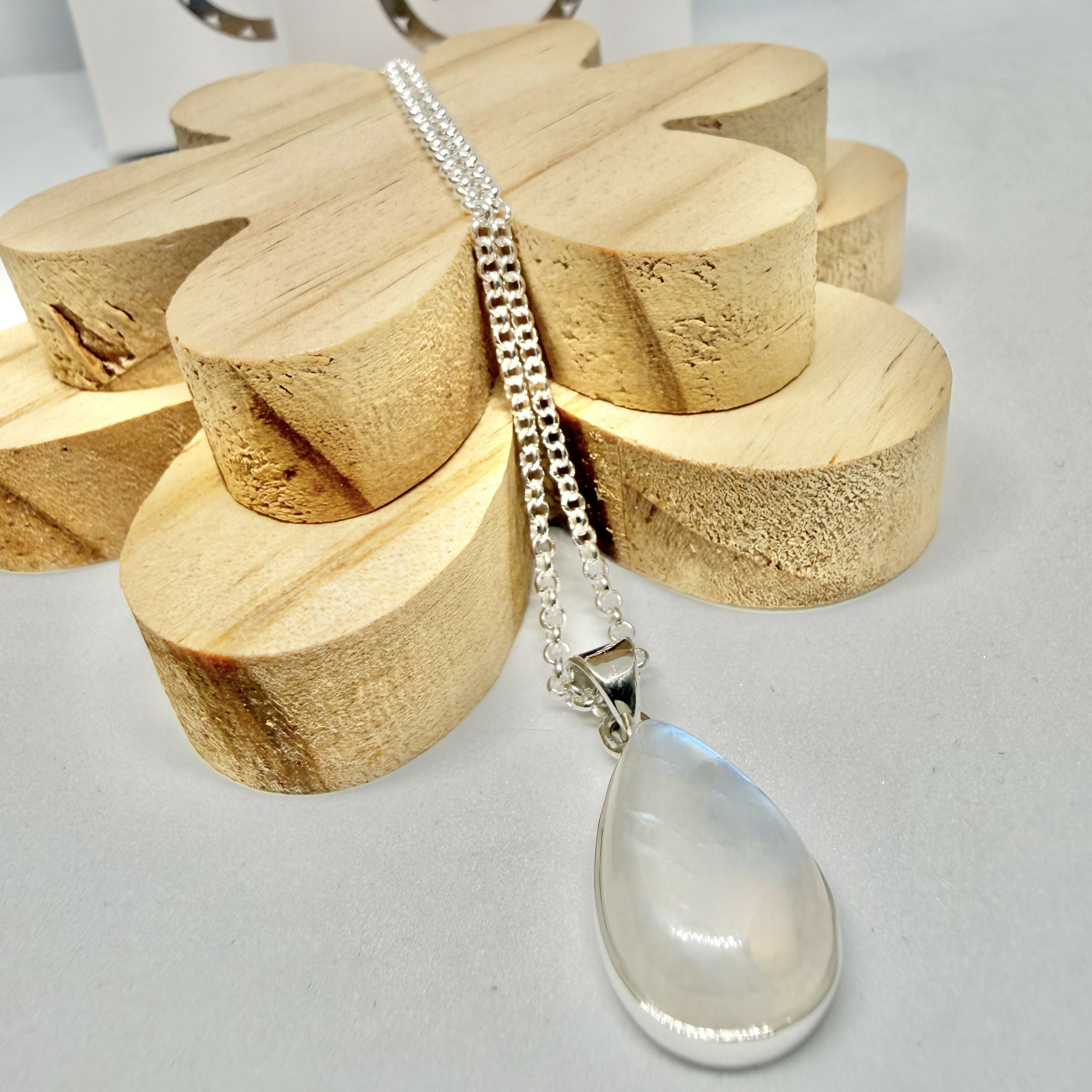 WHITE MOONSTONE NECKLACE