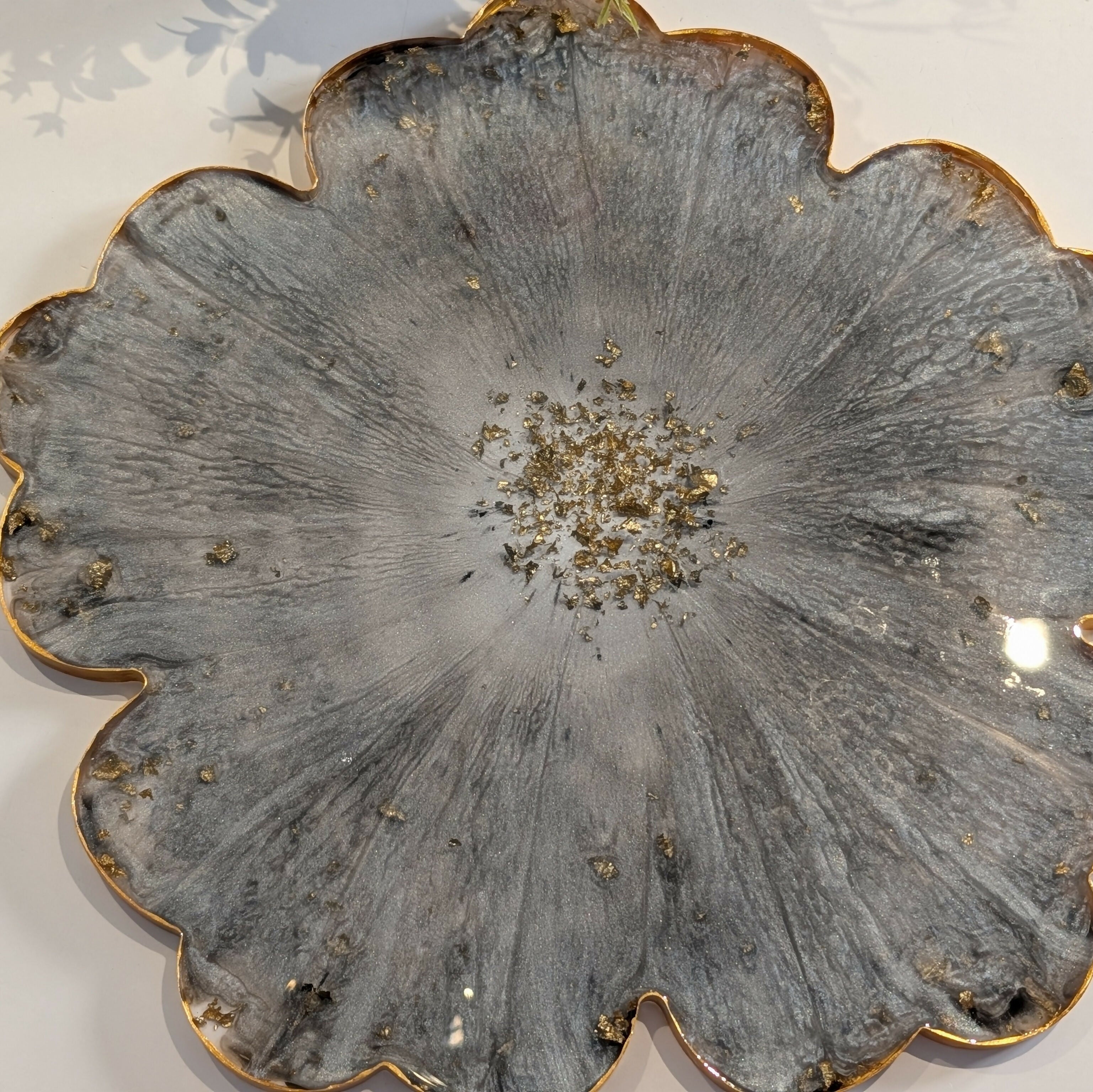 ELEGANT FLOWER SHAPED CENTERPIECE