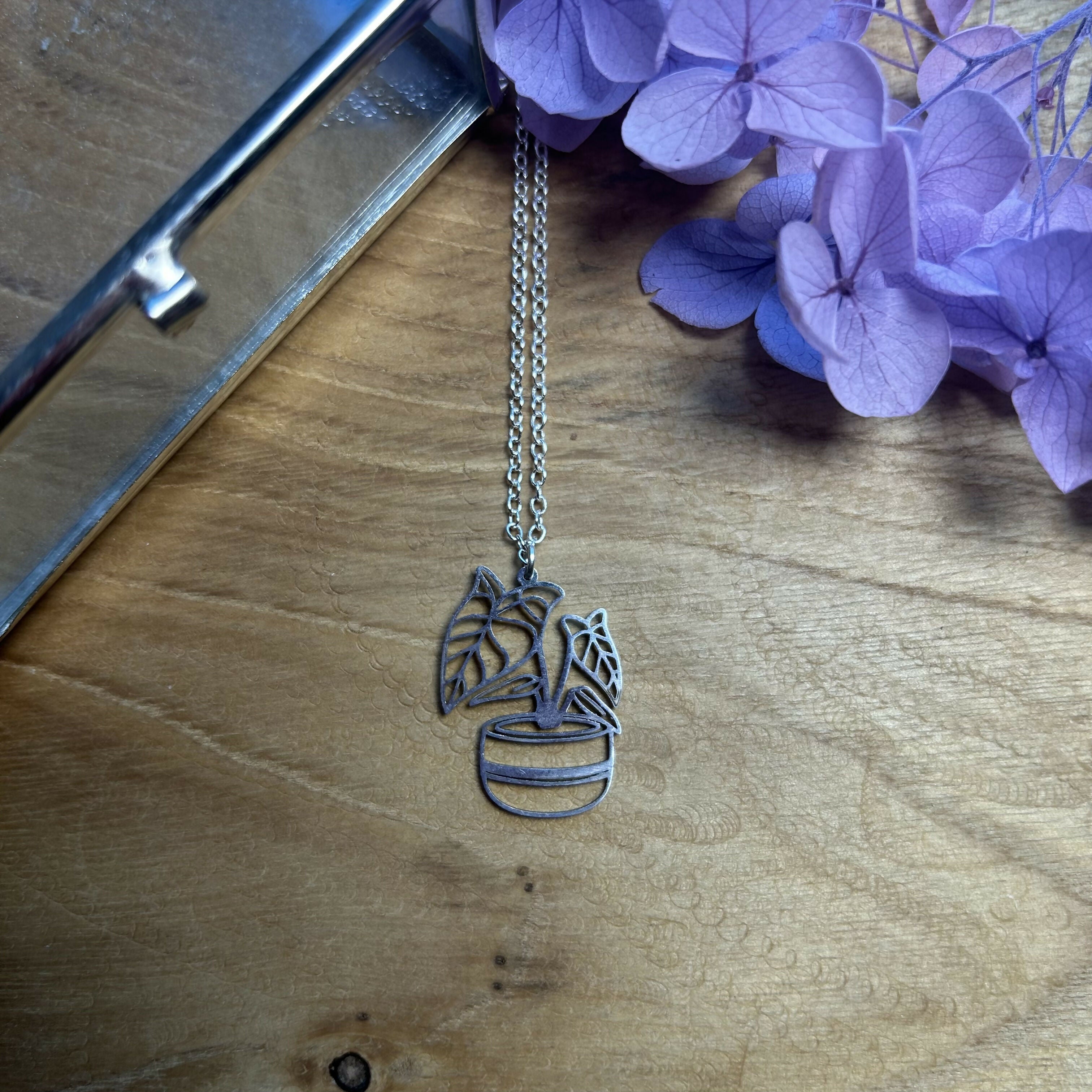 Lovely Plant Cutout Necklace