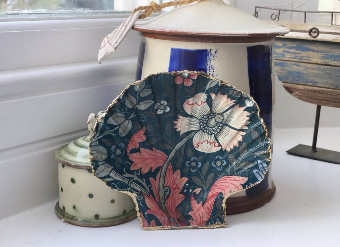 Dark floral William Morris Scallop