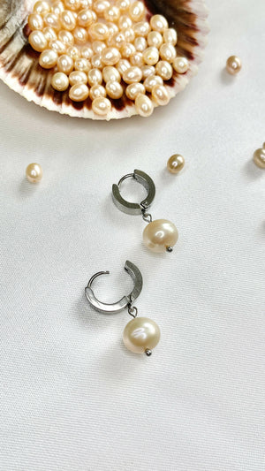 Clasps Pearl Earrings