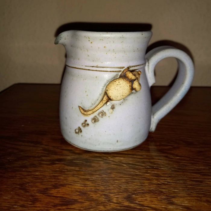Half pint jug with mouse