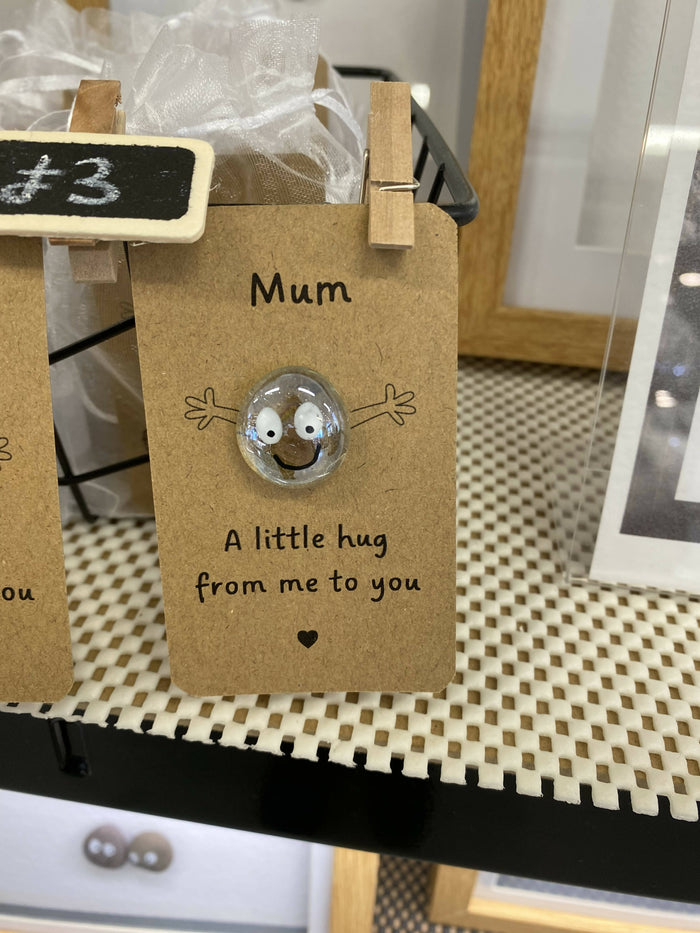 Pebble Hug Mum gift card