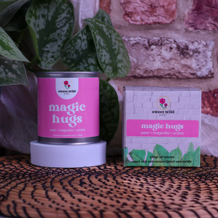 Candle Magic Hugs Wood Wick 240g - pear • magnolia • orchid