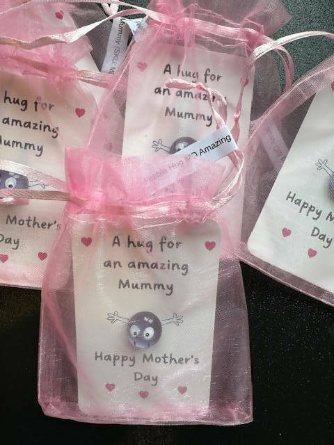 Pebble Hug Mothers Day gift card