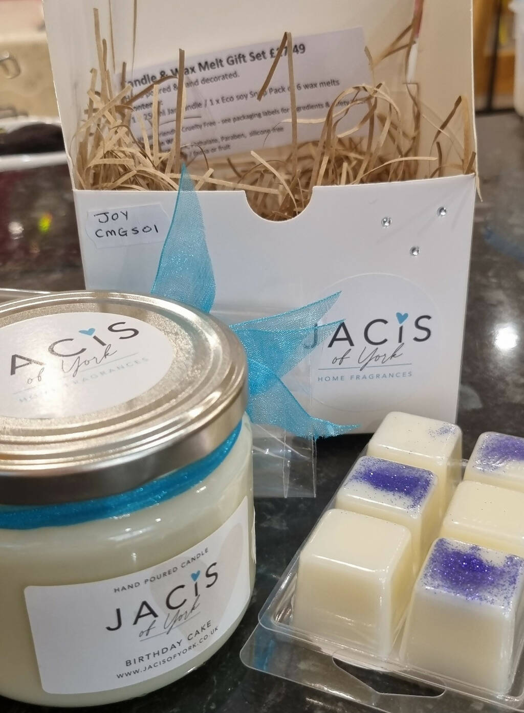 Jacis of York - A 250ML Scented Candle Plus Pack of 6 Wax Melts With FREE Gift Box